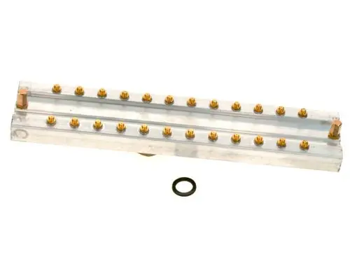 Düsenplatte aus Aluminium mit mehreren goldenen Düsen, Bestandteil eines Systems von Bosch zur Beförderung von Flüssigkeiten oder Gasen. O-Ring separat im Bild sichtbar.